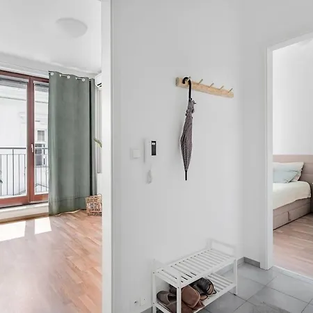 Centre, Balcony, Ac & Lift Apartament