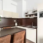 Centre, Balcony, Ac & Lift Appartement