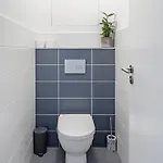Centre, Balcony, Ac & Lift Appartement *