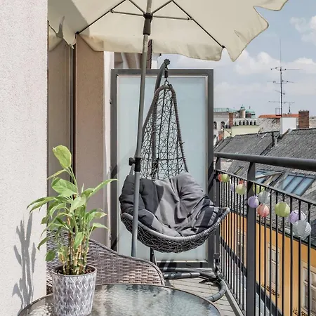 Centre, Balcony, Ac & Lift Apartment Pressburg
