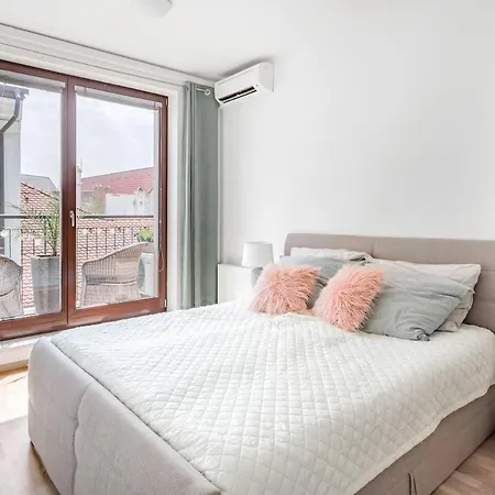 Centre, Balcony, Ac & Lift Appartement *