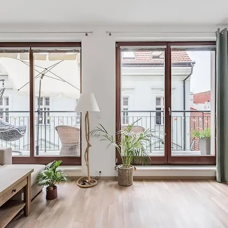 Centre, Balcony, Ac & Lift Apartment *