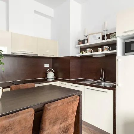 Apartment Centre, Balcony, Ac & Lift Pressburg