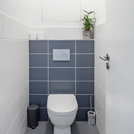 Centre, Balcony, Ac & Lift דירה *